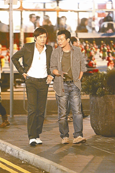 苗侨伟黄日华街头拍戏遭影迷围观(图)
