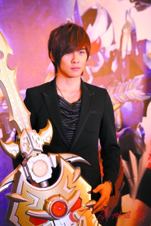 主演唐禹哲持铠甲