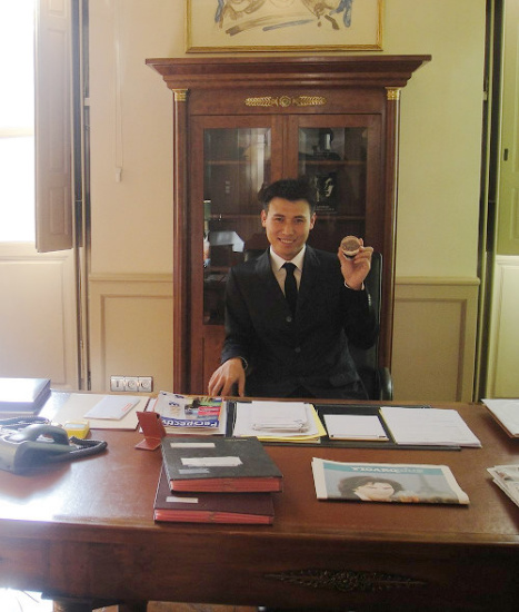 李乃文获城市荣誉勋章,并受邀坐在市长办公室座椅上留影