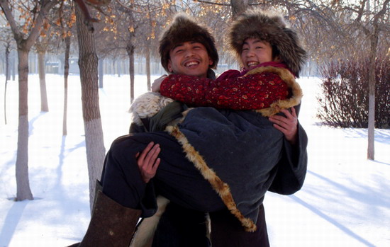 新浪娱乐讯 讲述抗战末期一段超越国界的人鹤奇缘的电影《神鹤》目前