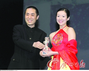 2000年，影片《我的父亲母亲》获得柏林电影节银熊奖，导演张艺谋和女主角章子怡上台领奖，这是章子怡第一次与柏林电影节结缘。随后的10年间，章子怡多次参加柏林电影节。CFP供图