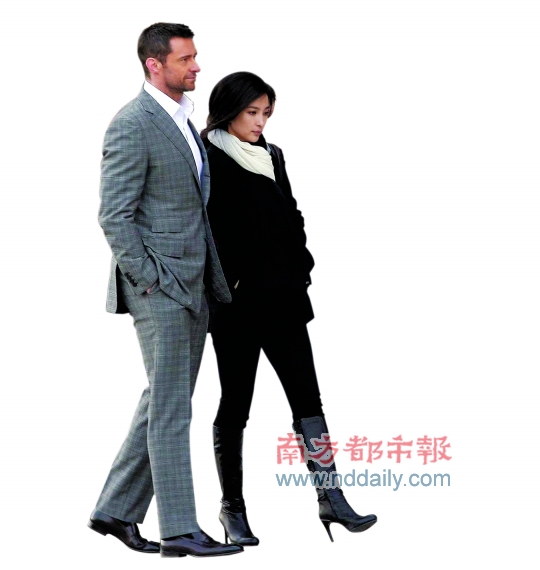 2月18日,李冰冰和休·杰克曼在上海外滩拍摄《雪花秘扇》的现代戏
