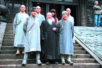 在《新少林寺》拍摄现场演员合影留念(右一为成龙，左一为刘德华)