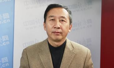 全国政协委员、民进中央常委、中国作家协会会员冯小宁导演