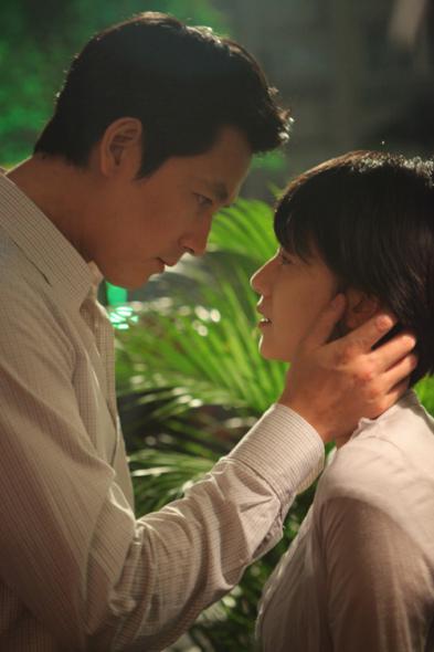 《好雨时节》高圆圆郑雨盛醉心拥抱剧照曝光