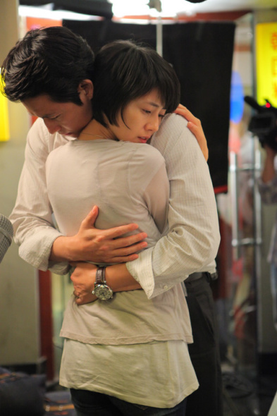 《好雨时节》高圆圆郑雨盛醉心拥抱剧照曝光