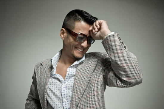 孙兴 新浪娱乐讯 台湾明星孙兴近日加盟原创变身爆笑喜剧《大玩家》