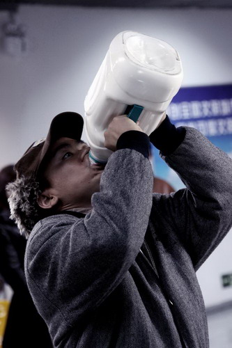 看我一口气喝光整瓶牛奶