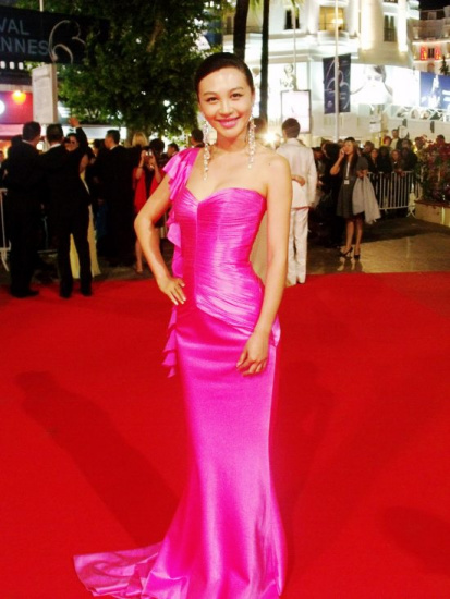 李菲儿性感亮相戛纳红毯 低胸桃红礼服显s身形