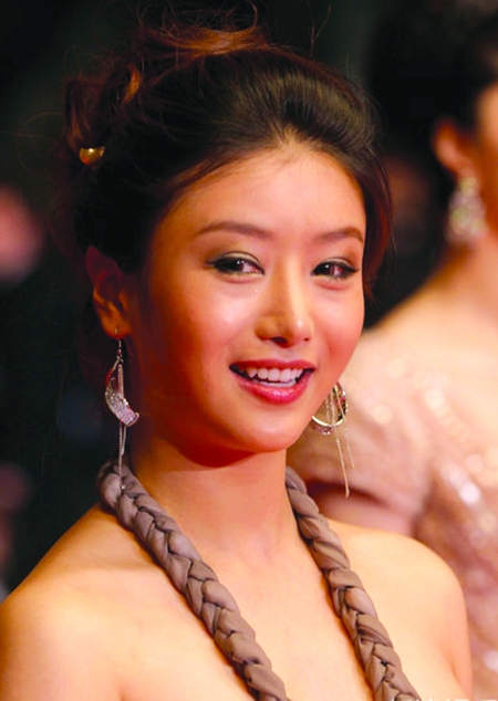 重庆妹儿何雨檬踏上戛纳红地毯