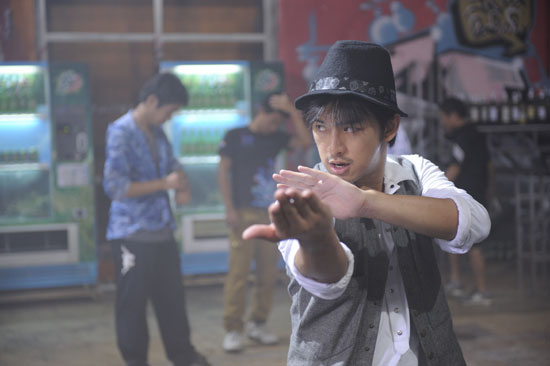 25 19:19:04 新浪娱乐 《精舞门ii》陈柏霖跑酷 陈柏霖武戏 舞武结合