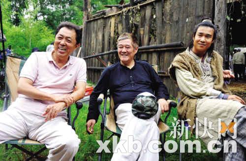 左起朱延平、赵本山和小沈阳