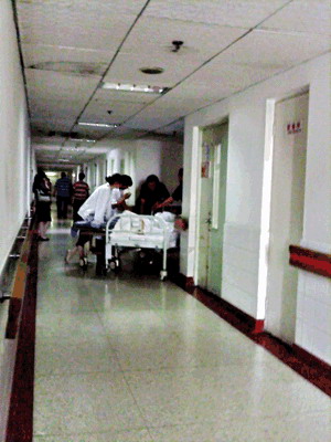 网友灰太狼在其微博上曝光的鄢颇在医院内图片