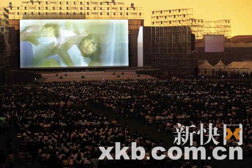 ■《唐山大地震》在唐山首映，启用495平方米的全球最大电影巨幕进行放映
