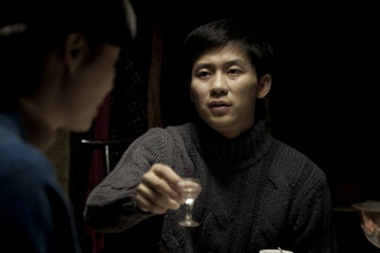 《唐山大地震》中儿子"方达"为妈妈敬酒