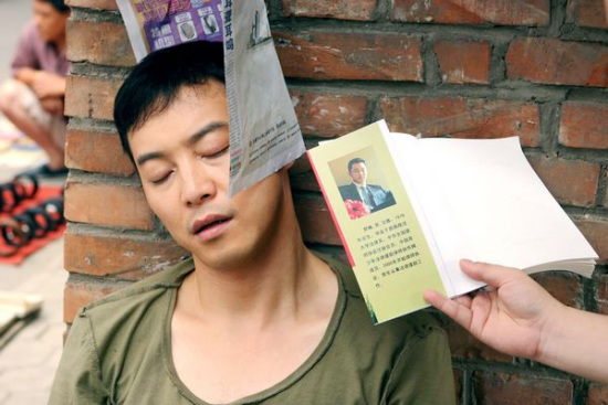 沙溢摆地摊签名售书 落魄律师设《欲望陷阱》