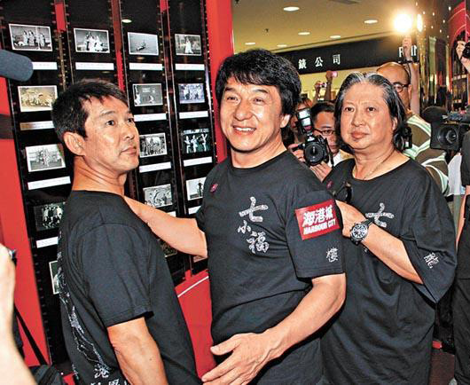 成龙与元彪(左),洪金宝(右)