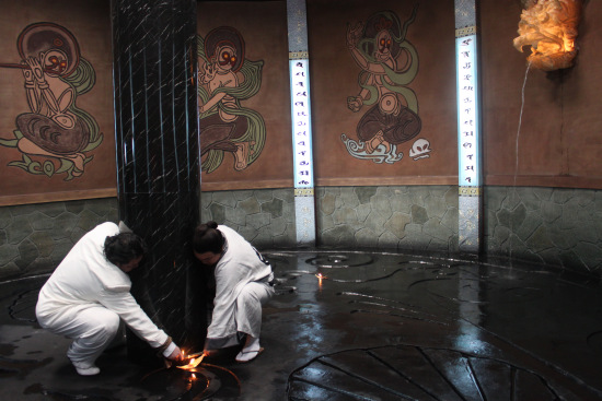 戎祥与日本相扑抱柱前行