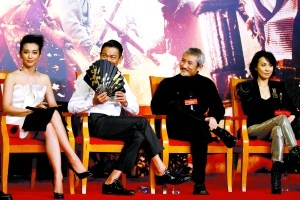 被两位女明星狂赞，刘德华“不好意思”地用扇子挡住了脸。