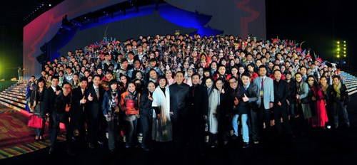“鸟巢版”《图兰朵》在台中首演成功后，张艺谋导演与演员们合影。