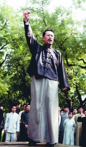 张嘉译出演李大钊。