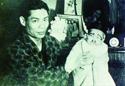 李小龙小时候被父亲抱着。 资料图片 