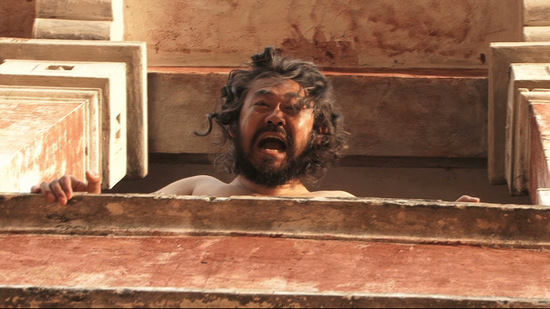 剧照：披着“卷毛狮王”头发的姜武