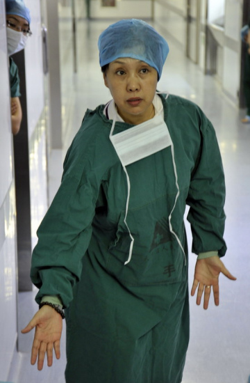 曹桂千不唱歌剧转行导演 拍电影《医生的假日》