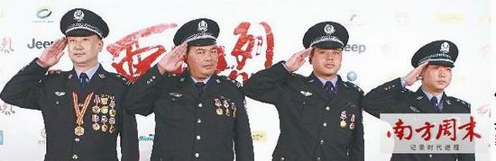 《四大名捕》报道中的四位原型应剧组邀请，参加了《西风烈》的首映式。《西风烈》剧组供图