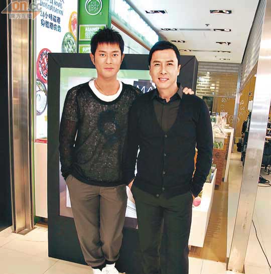 甄子丹拍摄《最强囍事》 和古天乐变身化妆达人