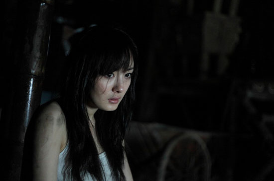 杨幂《孤岛惊魂》剧照眼带恐惧