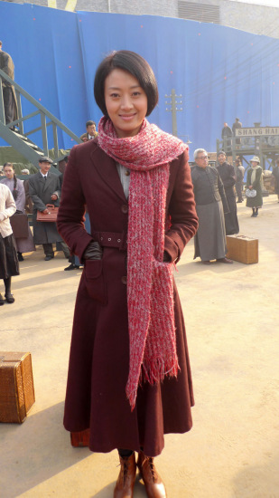 范志博现身《建党》剧组 和董璇成姐妹花(图)