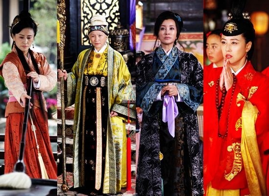（左起）邹二娘(大岛由加利饰演)、佘太君（郑佩佩饰演）、柴郡主（刘晓庆饰演）、杨五娘（周海媚饰演）