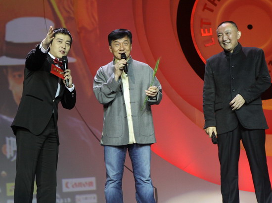 成龙调侃台下的姜文