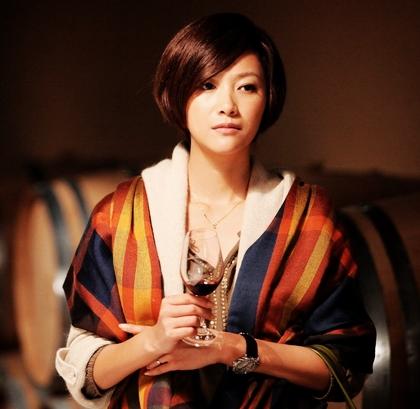 徐静蕾在电影《将爱情进行到底》中饰演文慧,散发出"熟女"气质