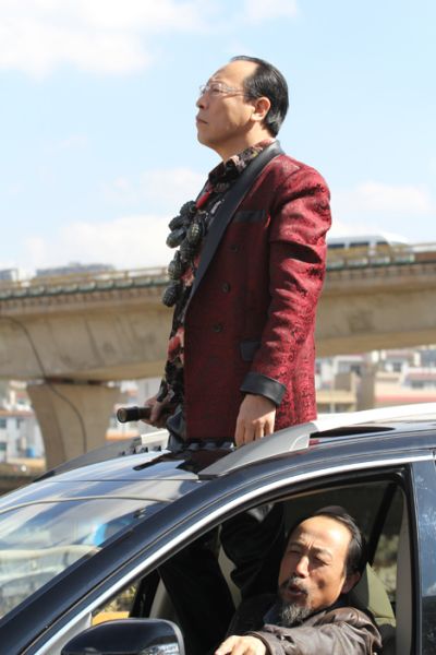 新浪娱乐讯 集爱情,动作,奇幻,悬疑于一体的电影《堵车》目前正在云南