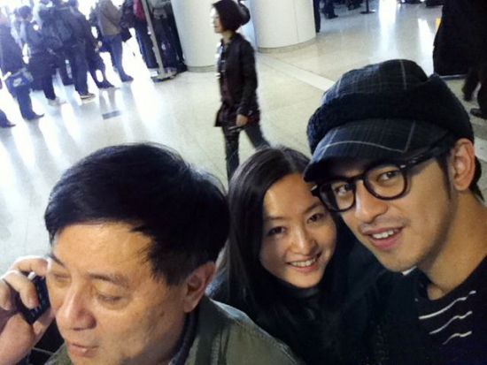 陈柏霖与导演李玉和制片人方励在机场留影