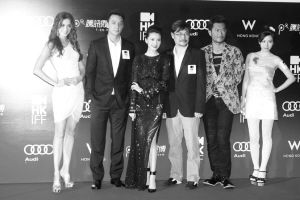 《单身男女》主创人员在红毯上