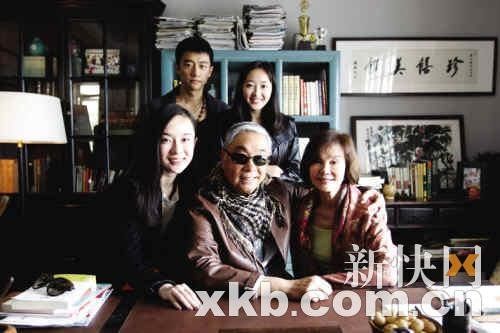 霍思燕、曾江、归亚蕾（前排左起），黄轩、蒋梦婕（后排左起）