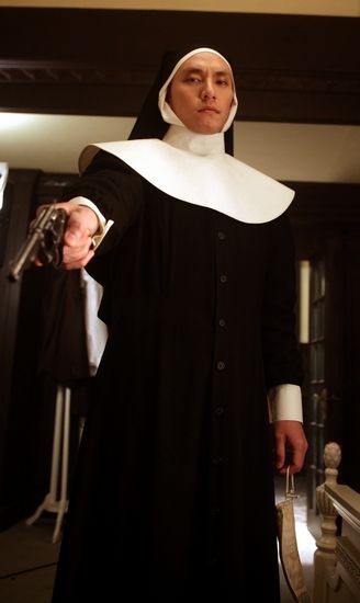 张震扮演的蒋介石假扮修女搞暗杀