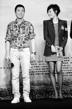 新建文件夹\甄子丹（左）、孙俪出席电影首映式