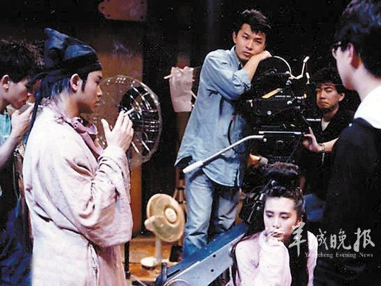 老版《倩女幽魂》的拍摄现场，张国荣和王祖贤正在听导演说戏