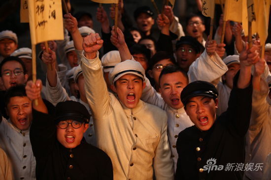 王柏杰饰演爱国学生