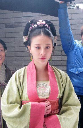 饰风骚阎惜娇 熊乃瑾载任贤齐玩漂移 新浪娱乐讯 新版《水浒传》在