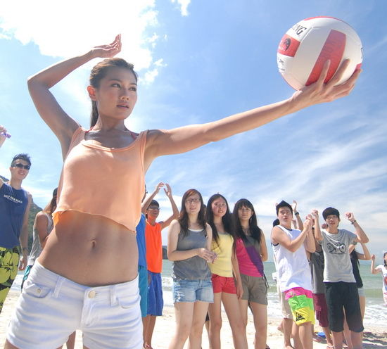 周秀娜新片《热浪》再秀性感 宣告进军内地(图)