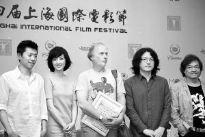 上海国际电影节“亚洲新人奖”评委会主席岩井俊二（右二）偕德瑞克·艾利（中）、桂纶镁（左二）、罗启锐（右一）和夏雨（左一）亮相。早报见习记者 高征