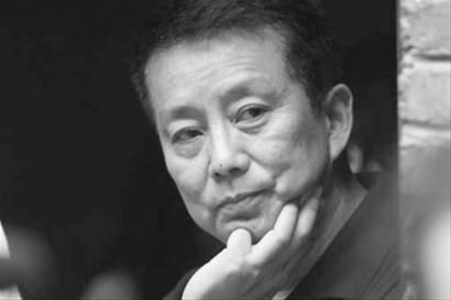 黄建新。