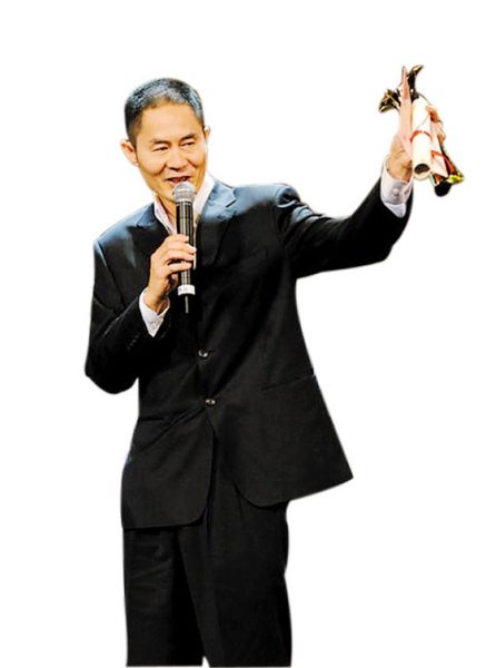 导演章明在国内一直默默无闻,这次的新作《郎在对门唱山歌》终于有望