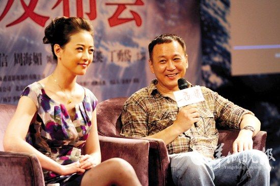 周海媚（左）和江澄力撑场面