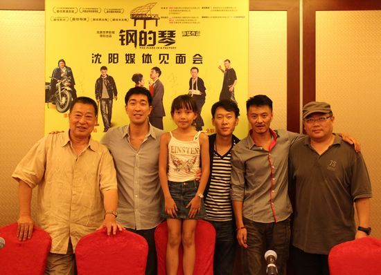 王千源与剧组工作人员合影